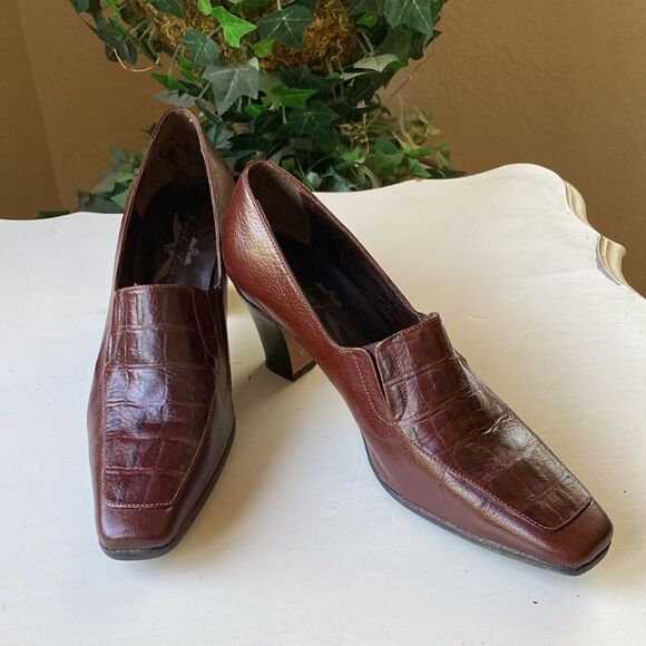 Brown Leather Croc Embossed Slip On Pumps Size 9 - Picture 14 of 14